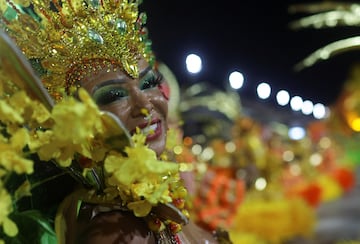 Estos días la ciudad brasileña se viste de gala para disfrutar del Carnaval 2023. Bailes, desfiles, samba... llenan de color la ciudad ciudad costera de Brasil, famosa por sus playas de Copacabana e Ipanema, la estatua del Cristo Redentor sobre el cerro del Corcovado y el morro Pan de Azúcar.