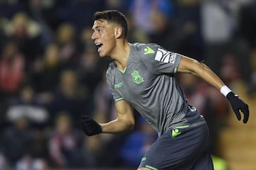 Aunque el defensa mexicano ahora están en los Emiratos Árabes, su futuro podría apuntar a la MLS, pues también se apunta en el radar del equipo de los hermanos Mass.
