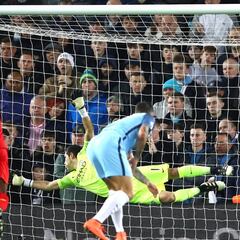 Liverpool relega al City de Bravo en la lucha por la Premier