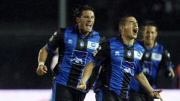SEÑALADO. Carlos Carmona celebra un gol con el Atalanta.