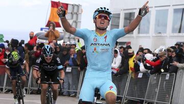 El ciclista mule&ntilde;o Luis Le&oacute;n S&aacute;nchez (Astana) celebra su victoria en la segunda etapa de la Vuelta al Algarve en el Alto da Foia.