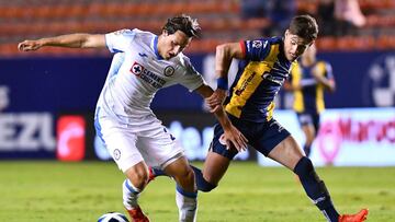 Santiago Giménez (izq) pelea un balón en la Liga MX