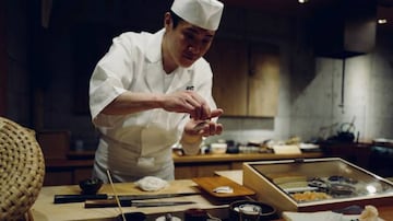 Un cocinero preparando sushi