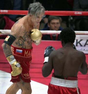 El actor y boxeador estadounidense Mickey Rourke combate con su compatriota Elliot Seymour, durante la pelea disputada en Moscú, Rusia, el 28 de noviembre del 2014.