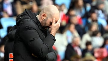 Claudio Giráldez, entrenador del Celta, se lamenta durante el partido contra el Athletic en Balaídos.