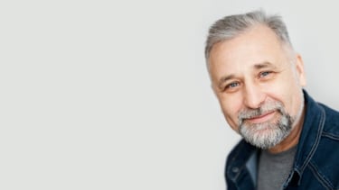 Una experta avisa de lo que sucede por arrancar una cana: “No es aconsejable” 