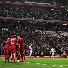 Van Dijk y Salah despiertan al Liverpool