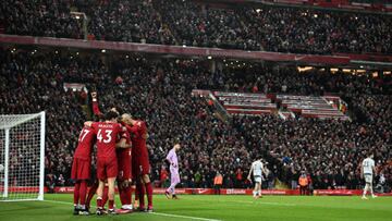 Van Dijk y Salah despiertan al Liverpool