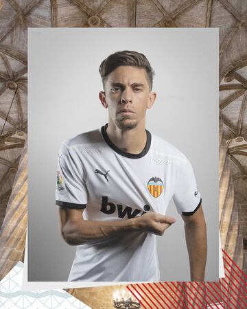 El club ha presentado los tres nuevos uniformes para la pr¨®xima temporada. El primero, cl¨¢sico, ser¨¢ blanco con detalles negros, el segundo, naranja; y el tercero, azul celeste y gris.