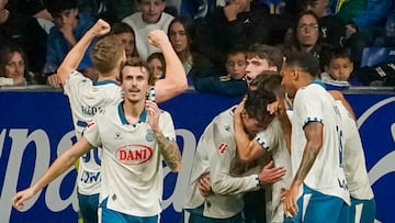 Los jugadores del Espanyol celebran un gol en Oviedo.