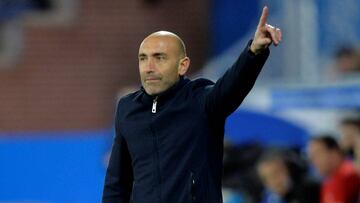 Soccer Football - Spanish King's Cup - Deportivo Alaves vs Valencia - Quarter Final Second Leg - Estadio Mendizorroza, Vitoria-Gasteiz, Spain - January 24, 2018 Alaves coach Abelardo Fernandez REUTERS/Vincent West