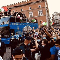 El bus de la ‘Azzurra’ provoca un lío institucional
