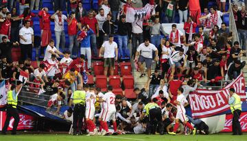 Seguidores del Sevilla caen tras ceder una de las vallas en Ipurúa