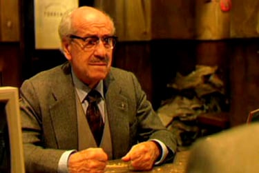 El veterano actor aparece en 'Torrente 2' donde hace de un vecino de Marbella que acude a Torrente para que investigue si su mujer le es infiel. 