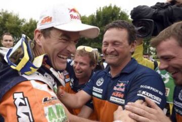 El piloto español Marc Coma del equipo Red Bull KTM Factory Rally celebra con su equipo la victoria en el Dakar 2015 al término de la última etapa de apenas 174 kilómetros entre Rosario y Buenos Aires. Coma (KTM) consiguió hoy su quinta corona del Dakar al finalizar primero en esta séptima edición sudamericana.