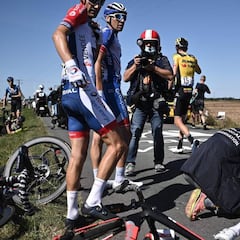 Sam Bennett domina al esprint una etapa muy accidentada