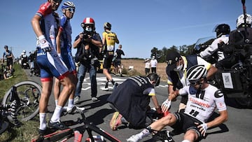 Team Sunweb rider Ireland's Nicolas Roche is helped by medics after crashing during the 10th stage of the 107th edition of the Tour de France cycling race, 170 km between Le Chateau d'Oleron and Saint Martin de Re, on September 8, 2020. (Photo b
