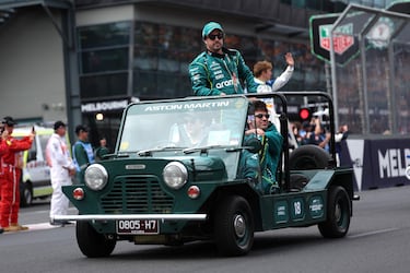 Fernando Alonso, y el piloto canadiense Lance Stroll participan en el desfile de pilotos antes del Gran Premio de Australia de Fórmula Uno en el Circuito Albert Park en Melbourne.