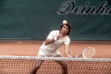 Manuel Orantes fue un tenista de gran éxito entre los años 70 y 80. Cuenta con 33 títulos individuales, entre ellos las dos finales que ganó en Hamburgo. Consiguió vencer al extenista checo Jan Kodes, quien fue doble campeón de Roland Garros y campeón de Wimbledon. El resultado fue 3-6, 6-2, 6-2, 4-6 y 6-1. En el año 1969 consiguió su primer título oficial, reconocido por la ATP en el torneo de Barcelona, donde derrotó a Santana. Orantes en la final venció a nada más y nada menos que Kodes, uno de los referentes del tenis checoslovaco teniendo mucho éxito en la década de los años 70.