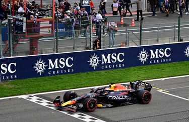 Momento exacto en el que el piloto neerlandés finaliza la carrera atravesando la línea de meta en primera posición. 