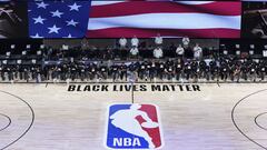 July 30, 2020; Lake Buena Vista, USA; Members of the New Orleans Pelicans and Utah Jazz kneel together around the Black Lives Matter logo on the court during the national anthem before the start of an NBA basketball game.  Mandatory Credit: Ashley Landis/Pool Photo via USA TODAY Sports
 PUBLICADA 01/08/20 NA MA24 5COL