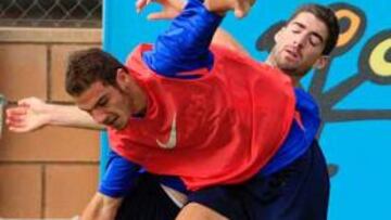 <b>ATENTO.</b> Arizmendi busca un hueco en el once titular de Quique.