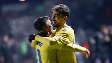 Moleiro y Munir celebran el decisivo gol del segundo de ellos. EFE/Jesús Diges
