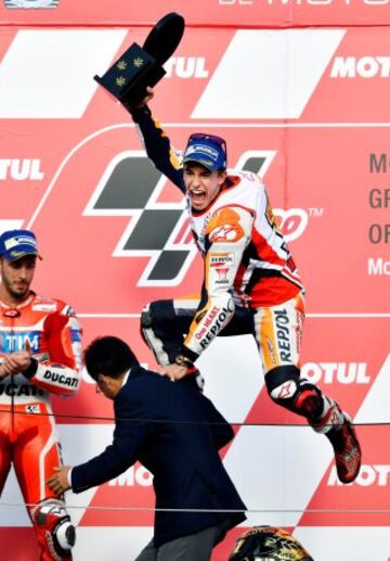 El piloto catalán ganó su quinto mundial (tercero de MotoGP) tras ganar la carrera del Gran Premio de Japón. En la imagen, Márquez celebra el mundial en el podio. 