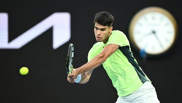 Melbourne (Australia), 10/01/2024.- Carlos Alcaraz of Spain in action against Alex De Minaur of Australia during a charity tennis match ahead of the Australian Open, at Rod Laver Arena in Melbourne, Australia, 10 January 2024. (Tenis, España) EFE/EPA/JOEL CARRETT AUSTRALIA AND NEW ZEALAND OUT
