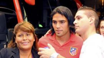 <b>ACLAMADO. </b>Falcao fue requerido por los aficionados a la llegada del Atlético a Barcelona. Todos querían una foto con él.