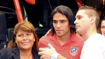 <b>ACLAMADO. </b>Falcao fue requerido por los aficionados a la llegada del Atlético a Barcelona. Todos querían una foto con él.