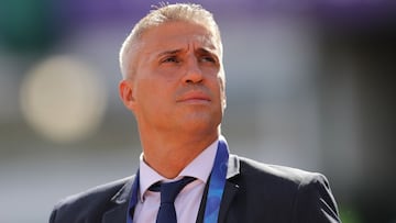 CORDOBA, ARGENTINA - JANUARY 23: Hernan Crespo coach of Defensa y Justicia looks on beforethe final of Copa CONMEBOL Sudamericana 2020 between Lan&uacute;s and Defensa y Justicia at Mario Alberto Kempes Stadium on January 23, 2021 in Cordoba, Argentina. (Photo by Nicol&aacute;s Aguilera - Pool/Getty Images)