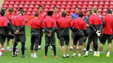 <b>EN CAMPO ENEMIGO. </b>El Atlético se entrenó ayer por la tarde en Anfield, donde hoy se jugará el pase a la final de la Europa League.