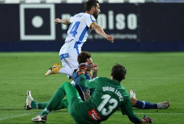 Calero y Diego López, sentados sobre el césped, mientras Borja Bastón celebra el 1-0 para el Leganés.