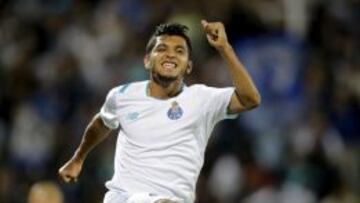 Jesús Manuel Corona celebra su doblete con el Porto.
