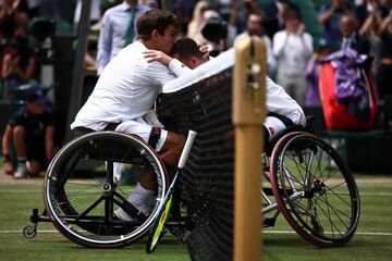 Alfie Hewett (derecha) es abrazado y besado por Martín de La Puente después de la final de ambos en Wimbledon.