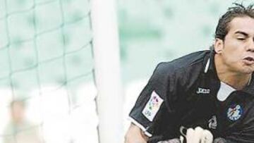 <b>EL GRAN FALLO. </b>Sergio Aragoneses dejó en el Ruiz de Lopera una de las grandes cantadas de la Liga pero tiene hoy su revancha personal.