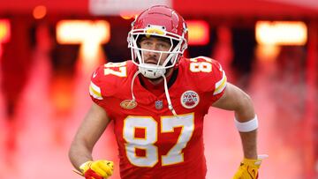 KANSAS CITY, MISSOURI - DECEMBER 31: Travis Kelce #87 of the Kansas City Chiefs runs onto the field before the game against the Cincinnati Bengals at GEHA Field at Arrowhead Stadium on December 31, 2023 in Kansas City, Missouri.   David Eulitt/Getty Images/AFP (Photo by David Eulitt / GETTY IMAGES NORTH AMERICA / Getty Images via AFP)