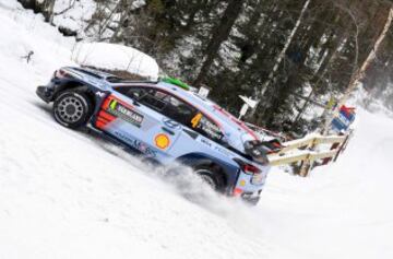 Hayden Paddon y su copiloto John Kennard 