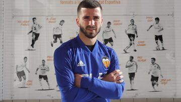 Jos&eacute; Luis Gay&agrave;, junto a un panel de internacionales del Valencia en Paterna en una imagen de archivo de AS.