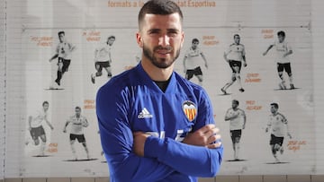 Jos&eacute; Luis Gay&agrave;, junto a un panel de internacionales del Valencia en Paterna en una imagen de archivo de AS.