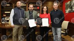 &Aacute;ngel Torres y la alcaldesa Sara Hern&aacute;ndez, tras la firma del acuerdo de colaboraci&oacute;n.
