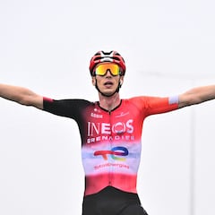 Arensman evita el triplete de Pogacar