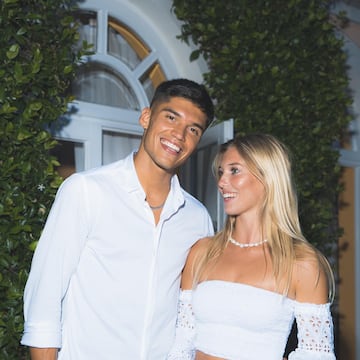 La modelo y el futbolista se conocieron en Italia y confirmaron su romance en junio del pasado a?o. La joven de 22 a?os es estudiante de Comunicaci¨®n y Bellas Artes en la Universidad de Mil¨¢n y cuenta con m¨¢s de 70.000 seguidores en Instagram.