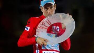 Fabio Aru besa el trofeo que le acredita como campeón de la Vuelta 2015.