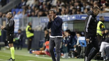 Galván da instrucciones a sus jugadores en el duelo ante el Málaga.