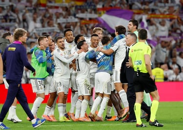 Los jugadores del Real Madrid celebran la victoria final. 