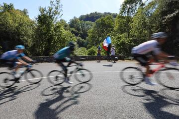 Un seguidor francés disfrutando del Tour de Francia 2020. 