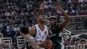 PAN01. ATENAS (GRECIA), 17/04/2018. Adreian Payne (d) de Panathinaikos Superfoods en acci&oacute;n ante Walter Tavares (c) del Real Madrid durante un partido de baloncesto de la Euroliga entre el Panathinaikos Superfoods y el Real Madrid hoy, martes 17 de