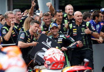 Zarco celebrando junto a su equipo la segunda plaza conseguida en la calificación del Gran Premio de Malasia. 